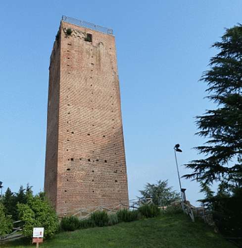 Struttura pedonale portante alla base dell’antica torre medievale del XIII secolo di Masio AL
